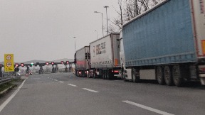 Kamioni čekaju tri sata